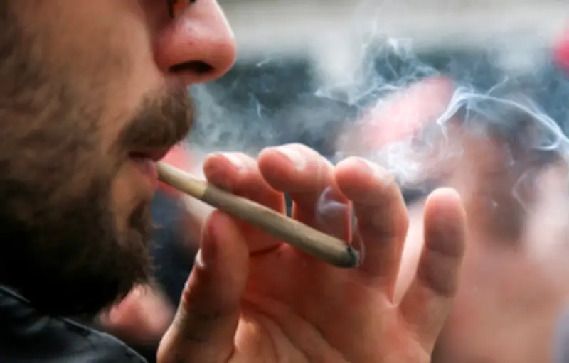 L'amende pour usage de drogue passe à 500 euros : une mesure efficace ou purement répressive ?