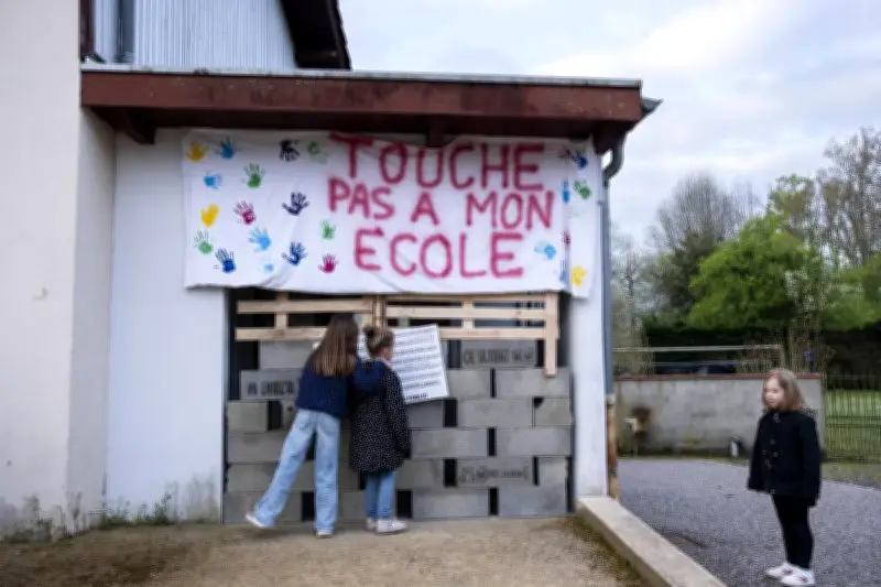 Landes : un mur de parpaings pour protester contre la fermeture d'une classe à l'école d'Arsague