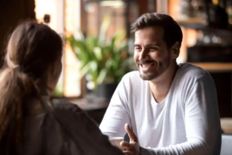 Langage Corporel : Décrypter les Signes de Séduction et d'Attirance