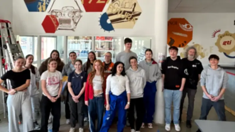 Langogne : une fresque mêlant design et mécanique orne le réfectoire du lycée