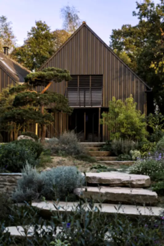 L'Arbre qui marche : une cure d'ancrage en Bretagne dans une longère du XVIe siècle