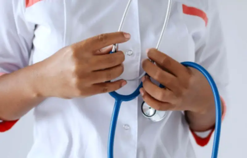 L'argument d'autorité dans la publicité : quand la blouse blanche trompe