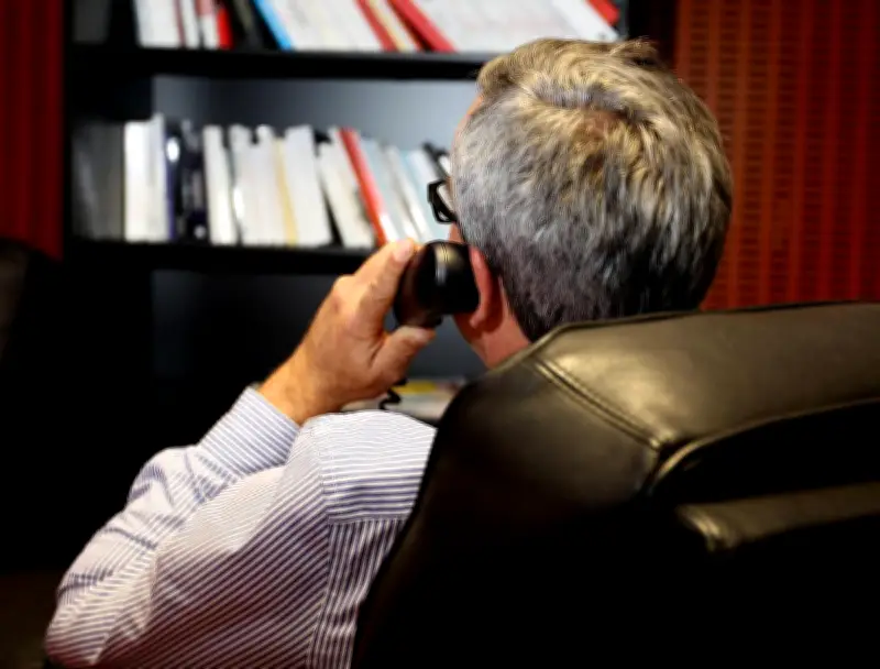 L'arnaque à la double détente : comment cette technique sophistiquée piège même les plus prudents