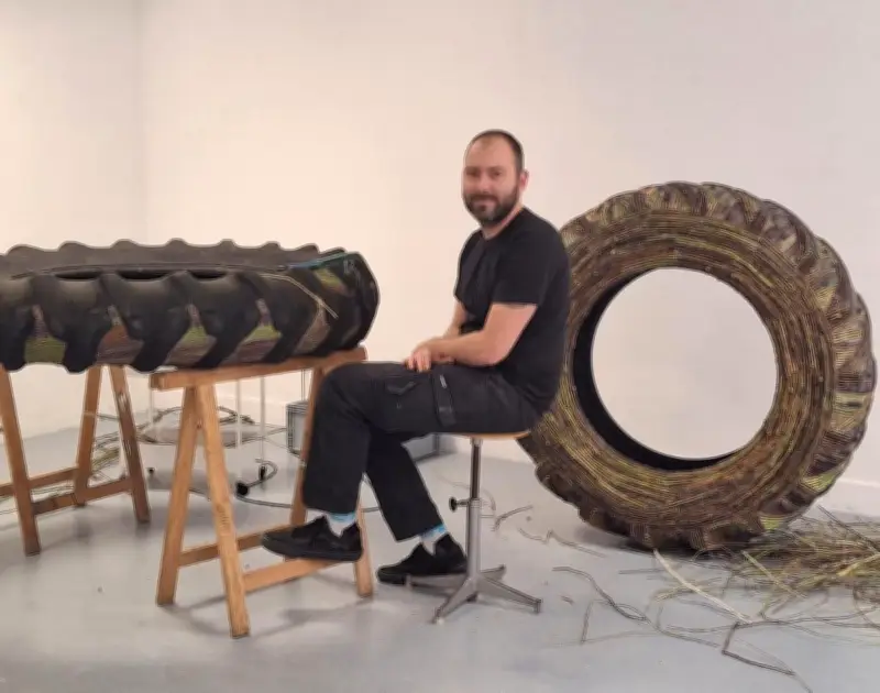 L'artiste Guillaume de la Follye de Joux expose « Lucioles paysannes » à Pollen