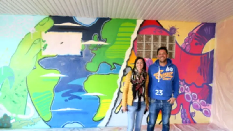 L'artiste Hersk réalise une fresque écocitoyenne avec des collégiens de Marvejols