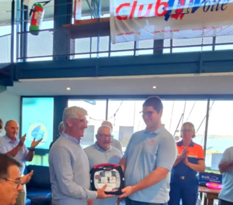 L'association soustonnaise poursuit son engagement pour équiper les clubs sportifs de défibrillateurs