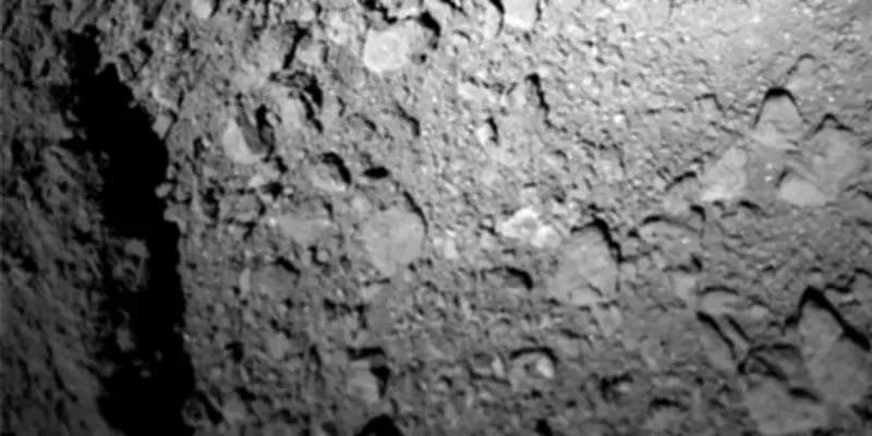 L'astéroïde Ryugu révèle les cinq molécules fondamentales de l'ADN dans ses échantillons