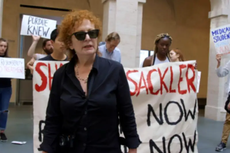 Laura Poitras dévoile Nan Goldin : un portrait intime de l'artiste militante