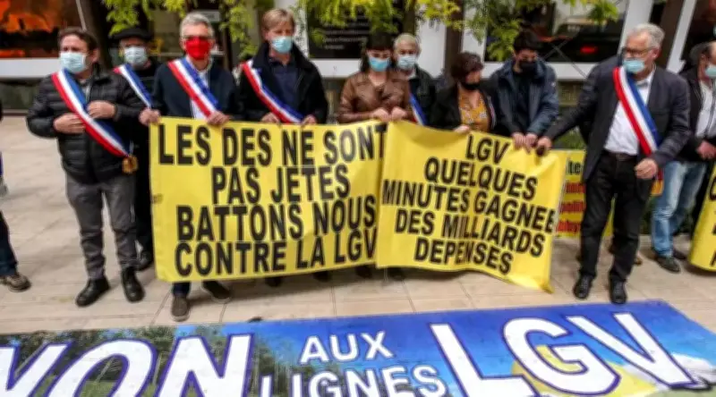 Layrac : une réunion publique contre la LGV et les gravières mobilise les opposants