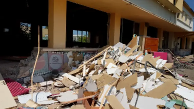 L'école de Rousson disparaît, mais son mobilier scolaire poursuit son voyage