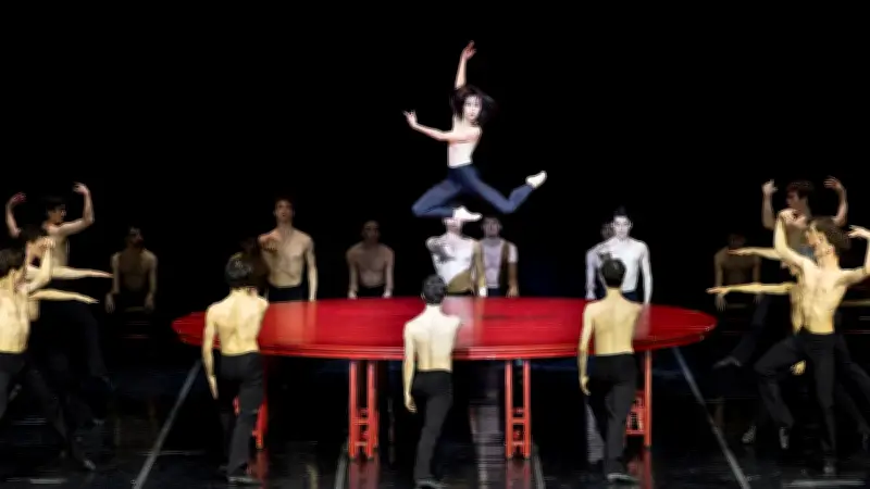 Le Ballet Béjart Lausanne déploie son énergie intacte de Paris à Nîmes avec un best-of captivant