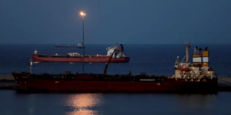 Le baril de pétrole franchit les 100 dollars après l'escalade du conflit au Moyen-Orient