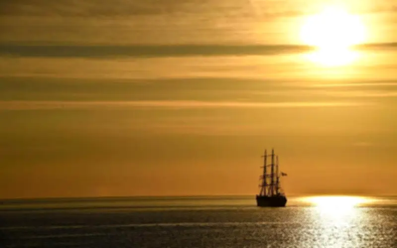 Le Belem embarque 130 jeunes pour une éducation financière en mer