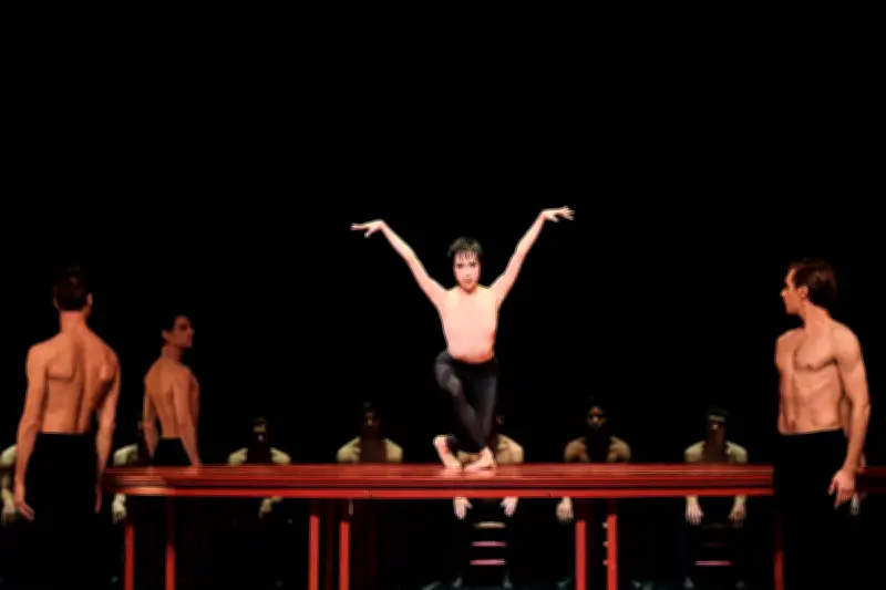 Le Béjart Ballet Lausanne en tournée mondiale : succès à Paris avant Bordeaux