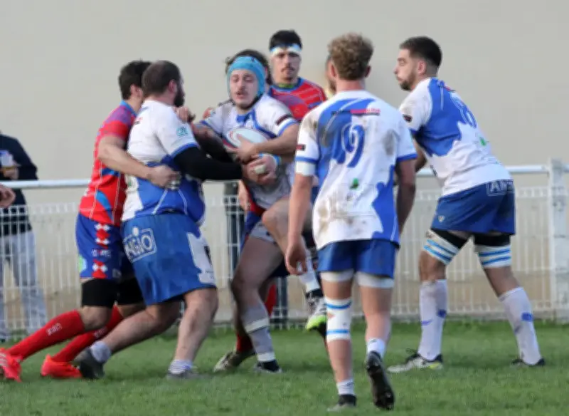 Le Bugue arrache un point précieux face au leader Isle en rugby