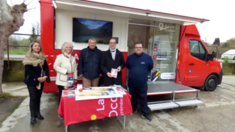Le bus Lio d'Occitanie fait escale à Remoulins pour dialoguer avec les habitants