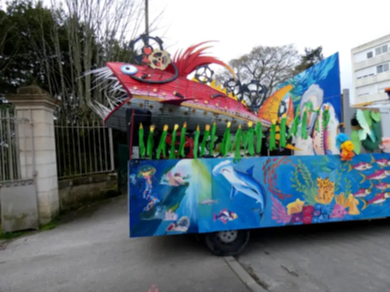 Le carnaval de Floirac 2026 sur le thème aquatique attire une foule enthousiaste