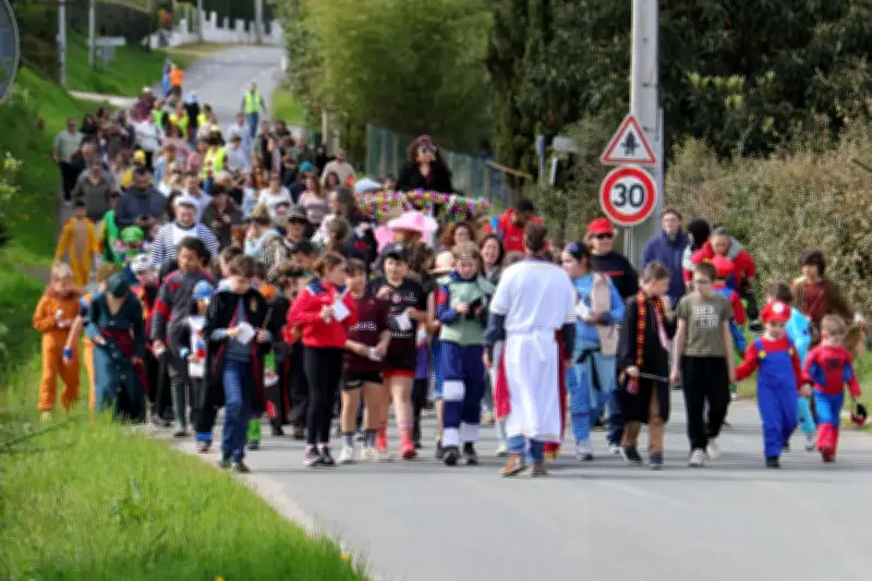 Le Carnaval enflamme un village avec son défilé traditionnel et la crémation de Madame Carnaval