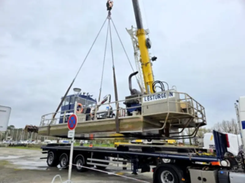 Le chaland "L'Esturgeon" héliporté après son dévasement à Mortagne-sur-Gironde