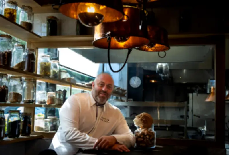 Le chef bordelais Fabien Beaufour célèbre son étoile Michelin au Cent33