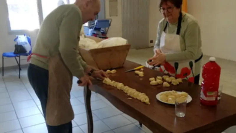 Le Club de la Font d’Arque perpétue la tradition des oreillettes maison pour Pâques