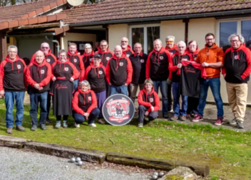 Le club de pétanque salignacois adopte le rouge et noir grâce à ses sponsors