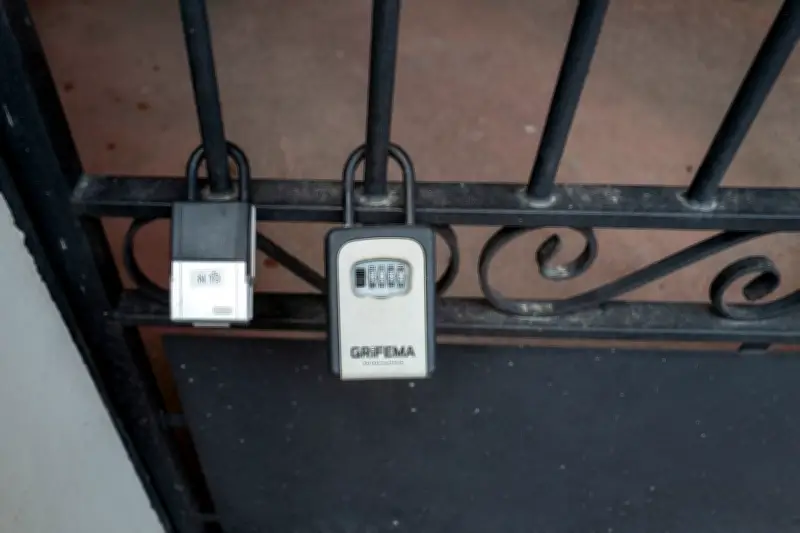 Le Conseil constitutionnel valide la loi encadrant la location touristique, un revers pour Airbnb