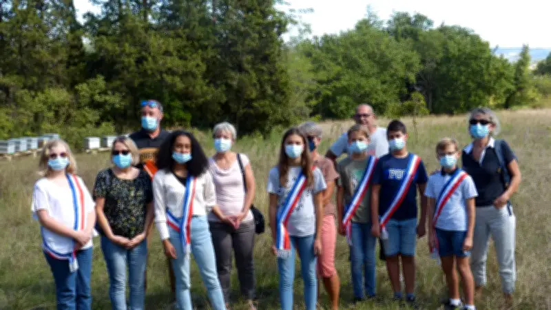Le conseil municipal des jeunes de Pont-Saint-Esprit récolte le miel de ses ruches