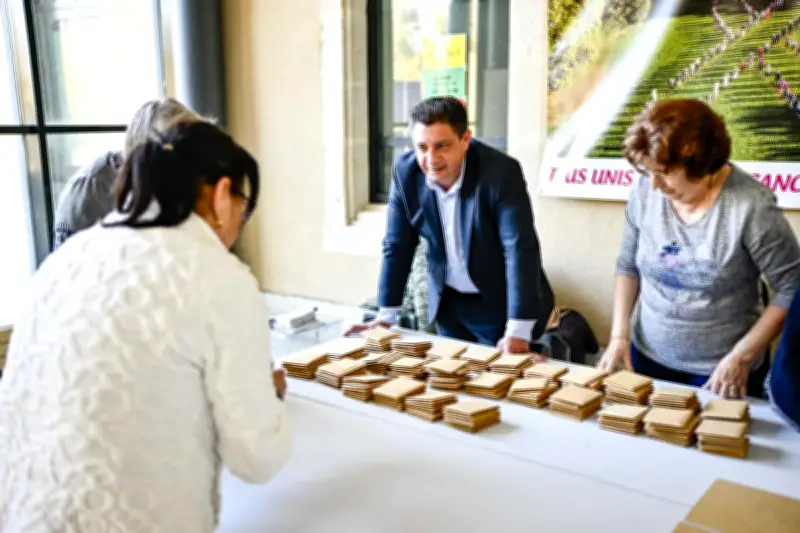 Le député maire en tête dès le premier tour, une triangulaire serrée se profile