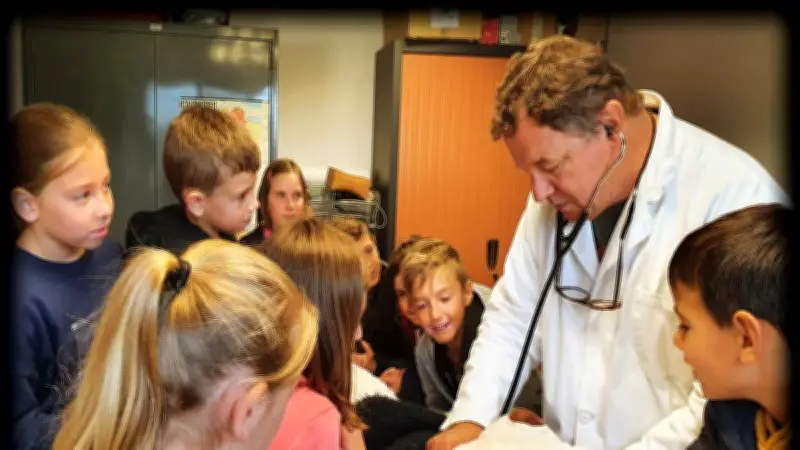 Le Dr Jacques Campion ouvre son cabinet aux enfants de l'ALSH pour une immersion médicale