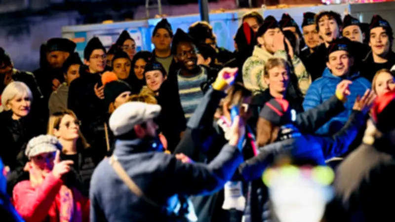 Le dragon à crête rouge d'IMT Mines Alès anime les rues pour la Sainte-Barbe