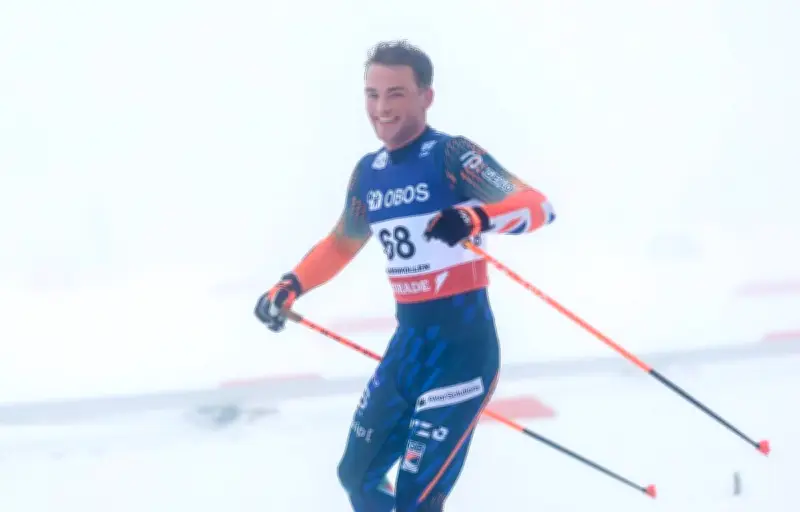 Le fondeur britannique Gabriel Gledhill crée la polémique en buvant pendant une course