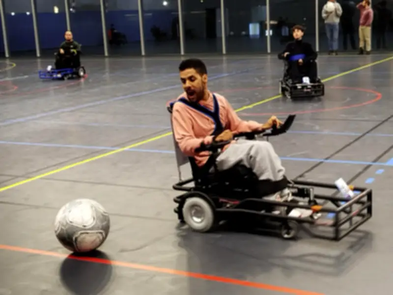 Le foot-fauteuil électrique, un sport d'élite accessible aux handicaps lourds