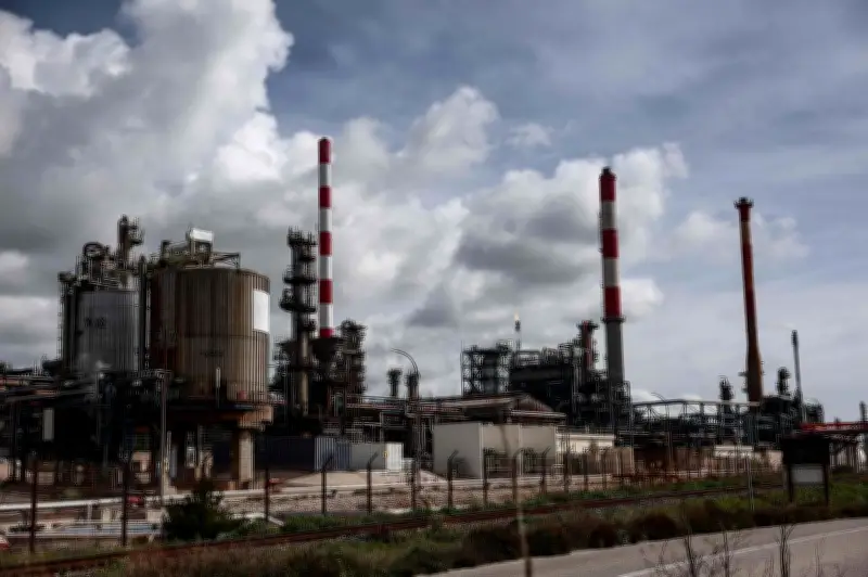 Le gouvernement demande aux raffineurs d'augmenter la production pour alléger les tensions