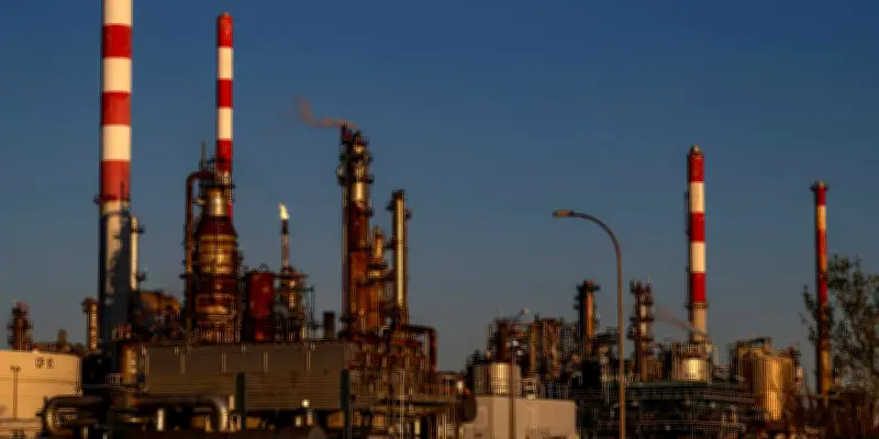 Le gouvernement français sollicite les raffineries pour stabiliser les prix des carburants