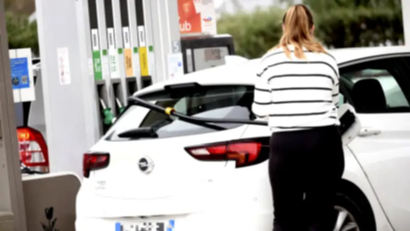 Le gouvernement refuse les chèques essence face à la flambée des prix et prône l'électrification