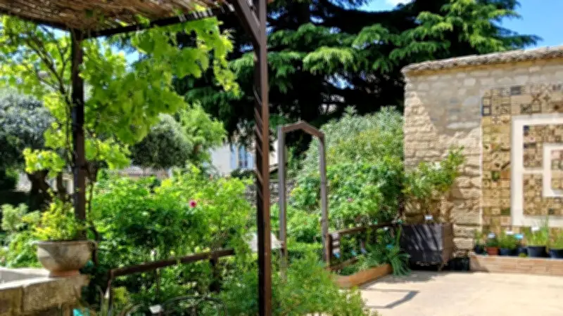 Le Jardin Médiéval d'Uzès rouvre avec deux expositions artistiques