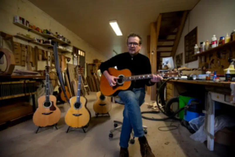 Le luthier Eric Darmagnac présente sa 100e guitare au Paris Guitar Festival