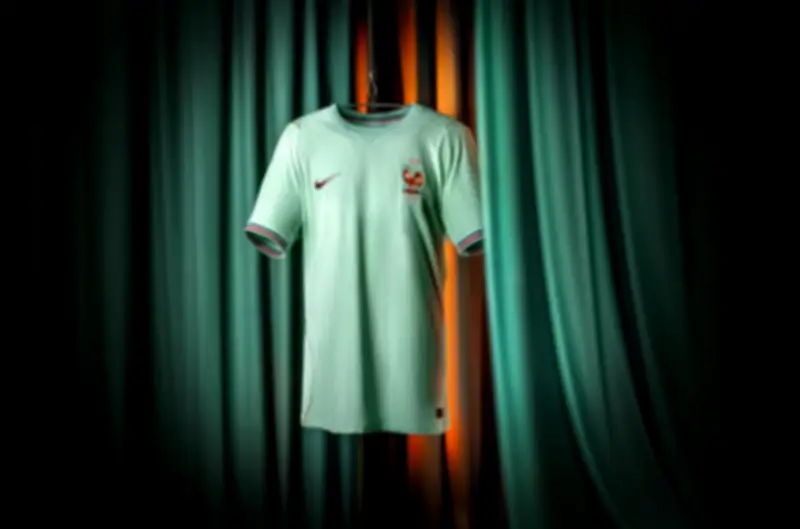 Le maillot vert menthe des Bleus pour 2026 : polémique autour d'un choix marketing