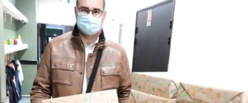 Le maire de Saint-Nazaire offre des livres sur l'environnement aux écoliers