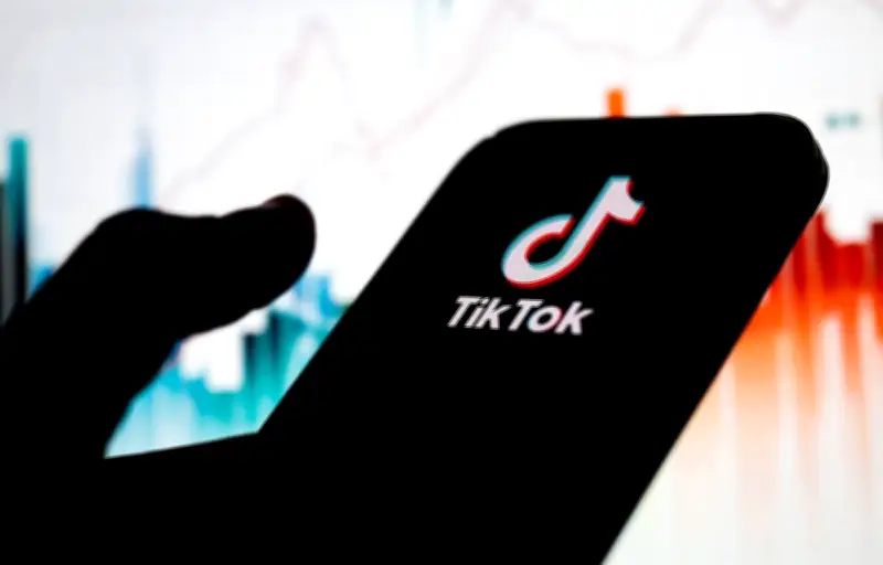 Le ministre de l'Éducation saisit la justice contre l'algorithme dangereux de TikTok