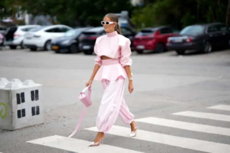 Le pantalon ballon, une mode qui exclut les corps volumineux ?