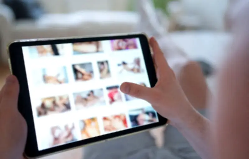 Le Parlement européen interdit les IA de « nudification » après le scandale Grok d'Elon Musk