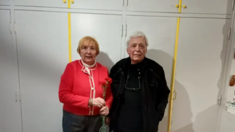 Le Parti communiste honore les femmes de Lussan avec des œillets rouges