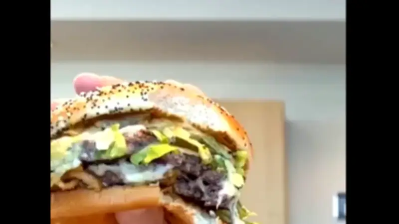 Le patron de McDonald's ridiculisé pour sa façon de manger le nouveau burger Big Arch
