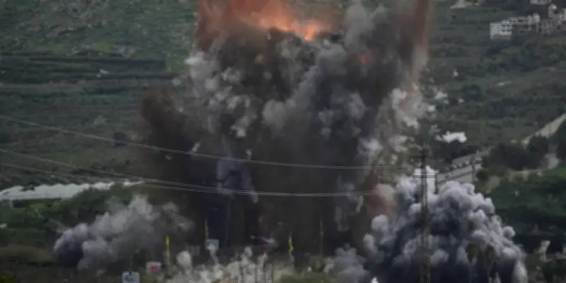 Le pont de Qasmiyeh, axe vital du Sud-Liban, détruit par des frappes israéliennes