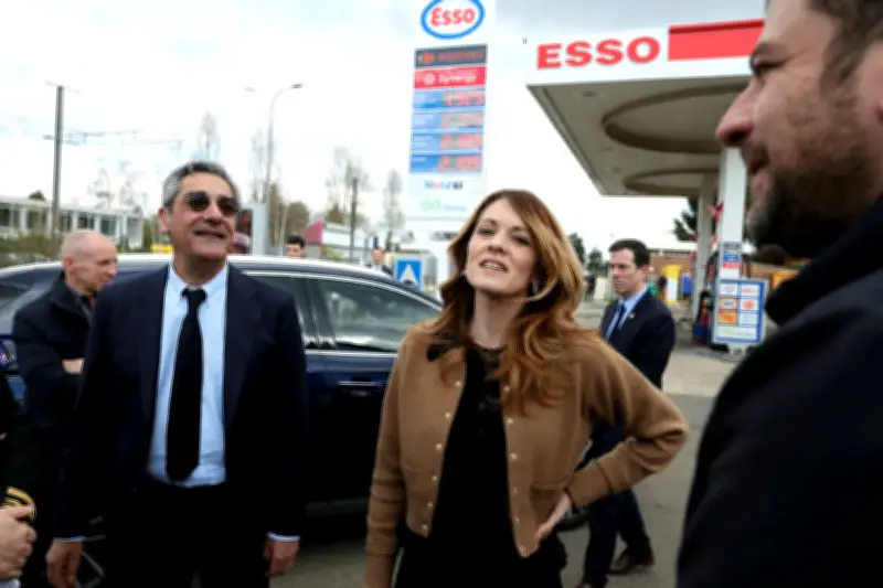 Le prix du pétrole dépasse 100 dollars, réveillant les craintes d'une nouvelle crise sociale en France