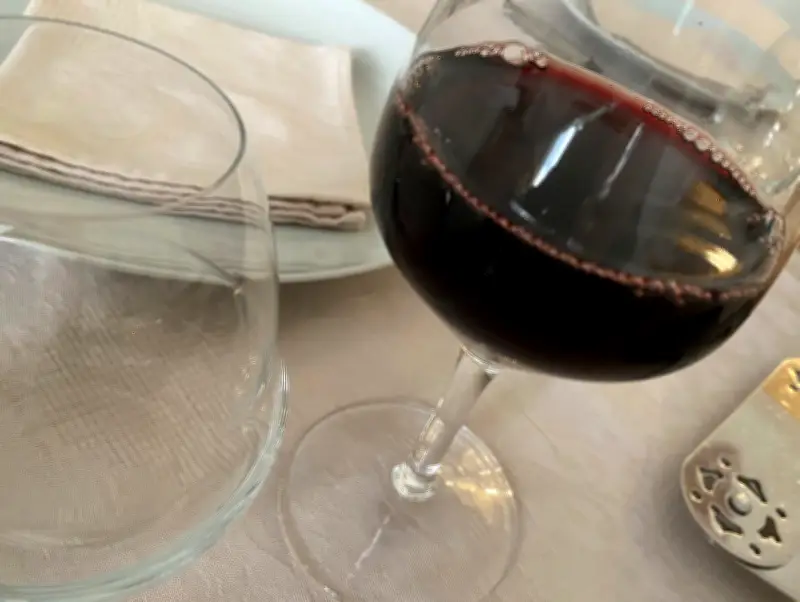 Le prix du vin au restaurant : pourquoi la France est-elle si chère comparée à ses voisins ?