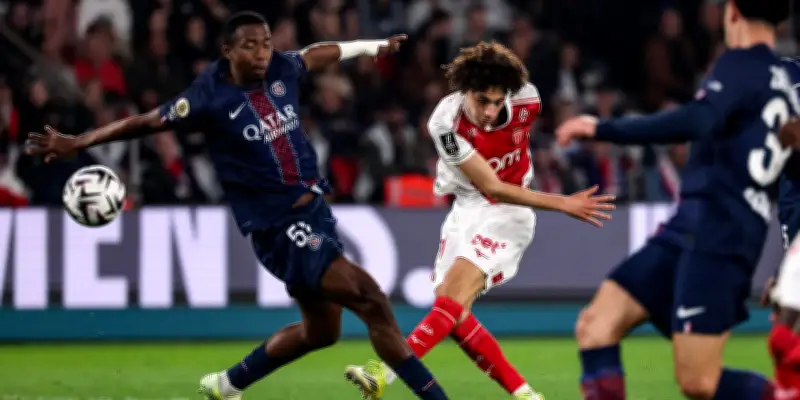 Le PSG chute face à Monaco, une défaite inquiétante avant Chelsea en Ligue des champions