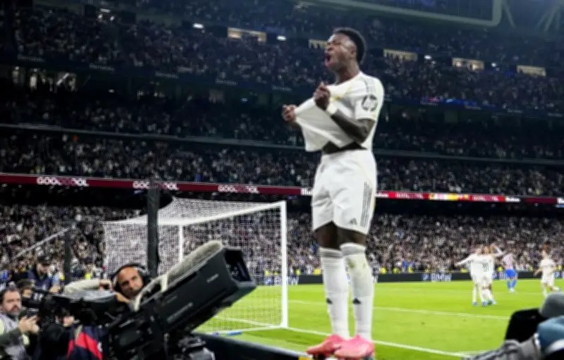 Le Real Madrid renverse l'Atlético dans un derby fou et reste au contact du Barça